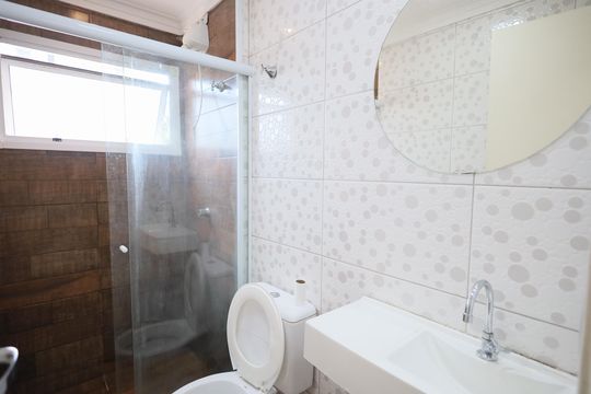Banheiro de apartamento para alugar com 2 quartos, 48m² em São Pedro, Osasco