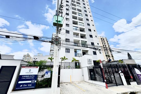 Placa instalada na fachada do imóvel  de apartamento para alugar com 2 quartos, 52m² em Vila Galvão, Guarulhos