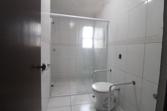 Banheiro comum de casa para alugar com 3 quartos, 360m² em Jardim Primavera, São Paulo