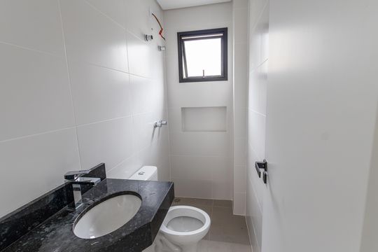 Banheiro de apartamento à venda com 2 quartos, 57m² em Capão da Imbuia, Pinhais