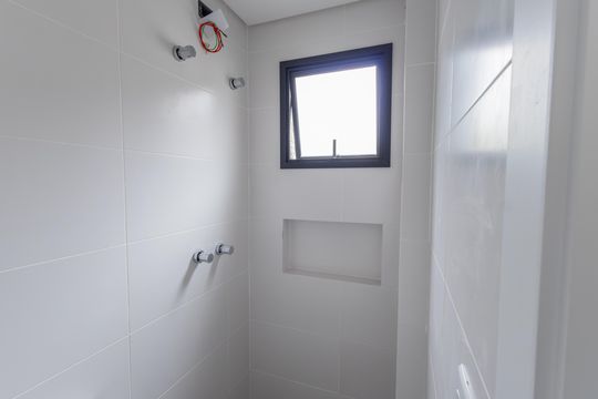 Banheiro de apartamento à venda com 1 quarto, 45m² em Capão da Imbuia, Pinhais