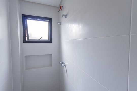 Banheiro de apartamento à venda com 1 quarto, 45m² em Capão da Imbuia, Pinhais