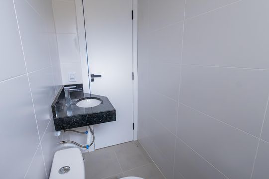Banheiro de apartamento à venda com 1 quarto, 57m² em Capão da Imbuia, Pinhais