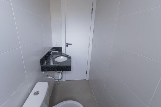 Banheiro de apartamento à venda com 1 quarto, 57m² em Capão da Imbuia, Pinhais
