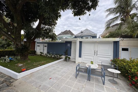 Fachada de casa de condomínio para alugar com 5 quartos, 550m² em Barra da Tijuca, Rio de Janeiro