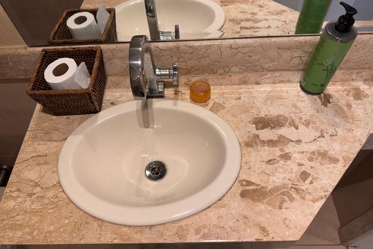 Lavabo de casa de condomínio para alugar com 5 quartos, 550m² em Barra da Tijuca, Rio de Janeiro