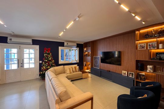 Sala de casa de condomínio para alugar com 5 quartos, 550m² em Barra da Tijuca, Rio de Janeiro