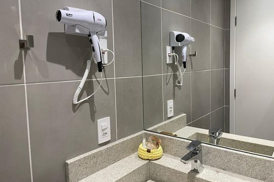 Banheiro de apartamento à venda com 1 quarto, 24m² em Barra Funda, São Paulo