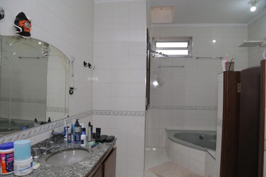 Banheiro da Suíte 1 de casa para alugar com 3 quartos, 300m² em Vila Carmosina, São Paulo