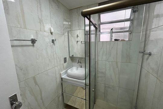 Banheiro de apartamento para alugar com 2 quartos, 47m² em Madureira, Rio de Janeiro