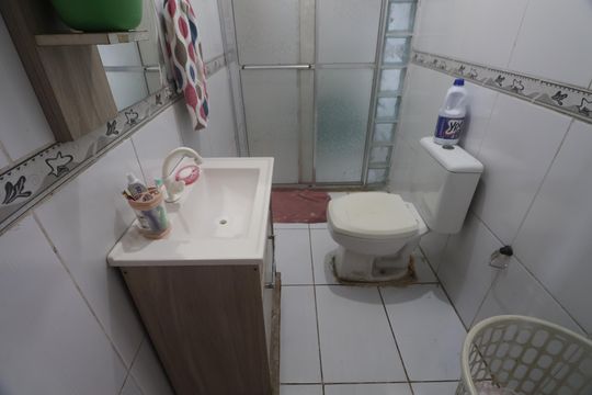 Banheiro  de casa à venda com 3 quartos, 120m² em Niterói, Canoas