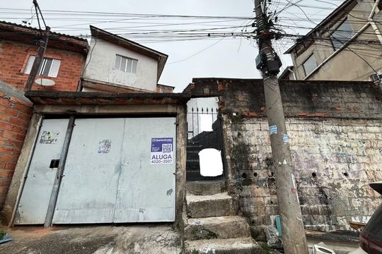 Fachada com placa de casa para alugar com 1 quarto, 45m² em Jardim Angela Maria, Carapicuíba