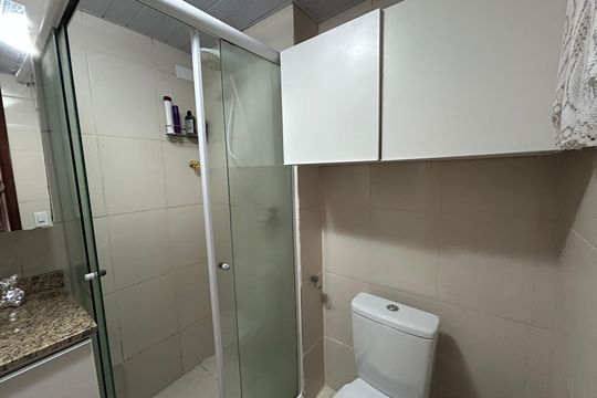 Banheiro de apartamento para alugar com 2 quartos, 60m² em Marechal Hermes, Rio de Janeiro