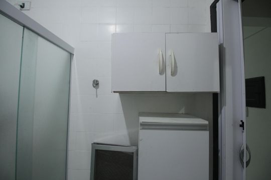 Banheiro de apartamento para alugar com 2 quartos, 58m² em Embaré, Santos