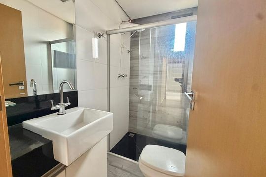Banheiro de apartamento à venda com 4 quartos, 110m² em Palmares, Belo Horizonte