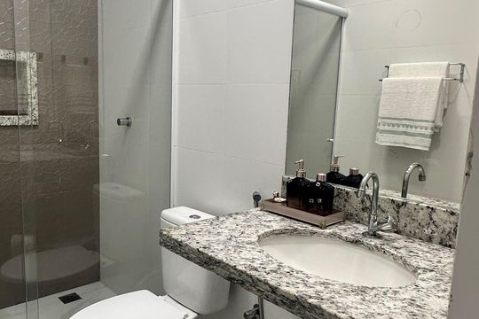 Banheiro de kitnet/studio para alugar com 1 quarto, 30m² em Recreio dos Bandeirantes, Rio de Janeiro