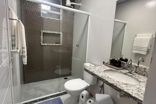 Banheiro de kitnet/studio para alugar com 1 quarto, 30m² em Recreio dos Bandeirantes, Rio de Janeiro
