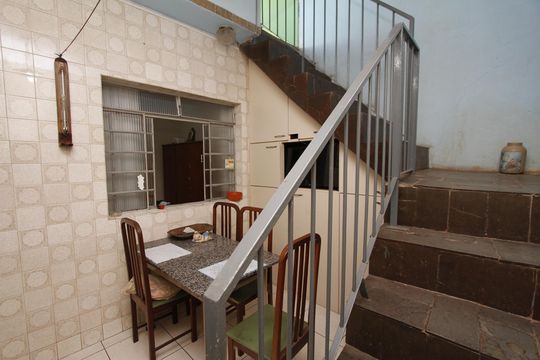 Escada de casa à venda com 3 quartos, 360m² em Alto Caiçaras, Belo Horizonte