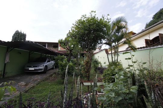 Garagem de casa à venda com 3 quartos, 360m² em Alto Caiçaras, Belo Horizonte