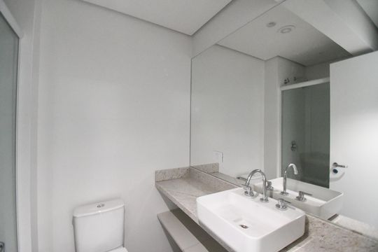 Banheiro do Studio de kitnet/studio para alugar com 1 quarto, 27m² em São Francisco, Curitiba