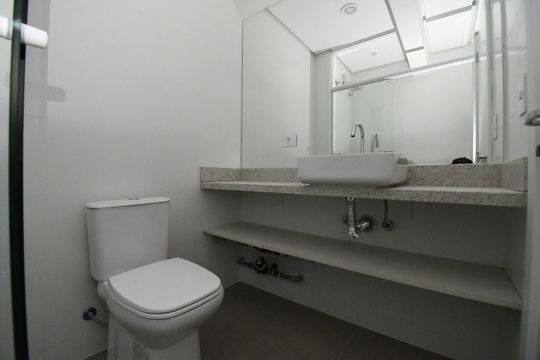 Banheiro do Studio de kitnet/studio para alugar com 1 quarto, 27m² em São Francisco, Curitiba