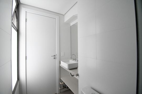 Banheiro de kitnet/studio para alugar com 1 quarto, 42m² em São Francisco, Curitiba