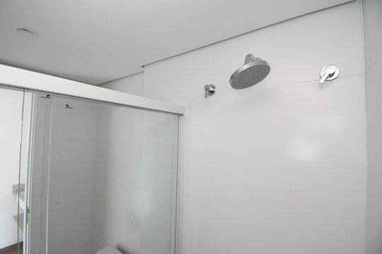 Banheiro de kitnet/studio para alugar com 1 quarto, 42m² em São Francisco, Curitiba