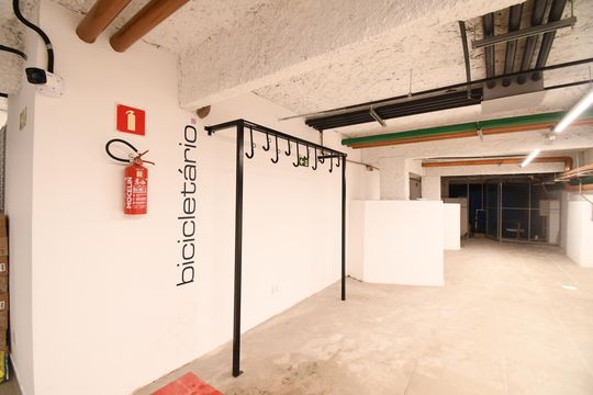Área comum - Bicicletário de kitnet/studio para alugar com 1 quarto, 30m² em São Francisco, Curitiba