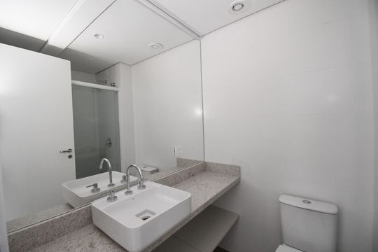 Banheiro do Studio de kitnet/studio para alugar com 1 quarto, 30m² em São Francisco, Curitiba