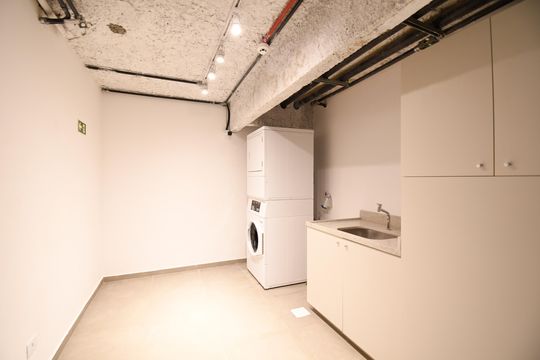 Área comum - Lavanderia de kitnet/studio para alugar com 1 quarto, 30m² em São Francisco, Curitiba