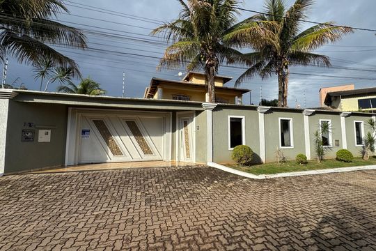 Fachada de casa à venda com 6 quartos, 440m² em Taguatinga, Brasília