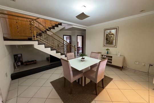 Casa à venda com 6 quartos, 440m² em Taguatinga, Brasília