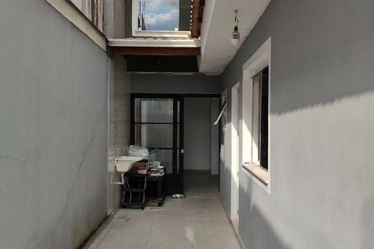 Corredor de casa à venda com 3 quartos, 300m² em Vila Serralheiro, São Paulo