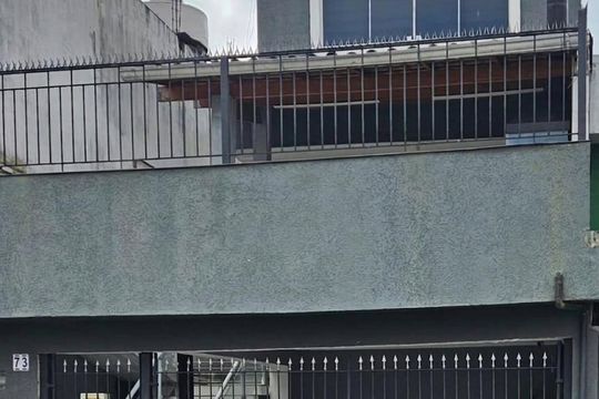 Fachada de casa à venda com 3 quartos, 300m² em Vila Serralheiro, São Paulo