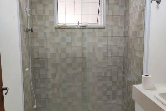 Banheiro de casa à venda com 3 quartos, 300m² em Vila Serralheiro, São Paulo