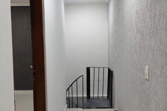 Corredor de casa à venda com 3 quartos, 300m² em Vila Serralheiro, São Paulo