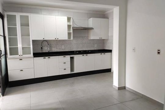 Cozinha de casa à venda com 3 quartos, 300m² em Vila Serralheiro, São Paulo