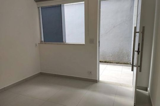 Casa à venda com 3 quartos, 300m² em Vila Serralheiro, São Paulo
