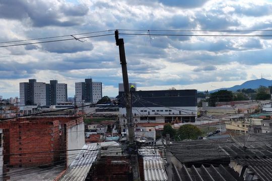 Vista de casa à venda com 3 quartos, 300m² em Vila Serralheiro, São Paulo