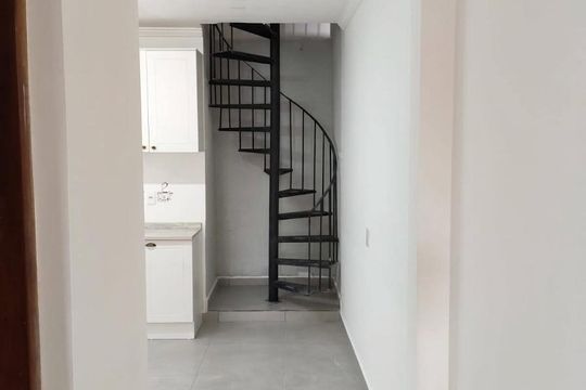 Corredor de casa à venda com 3 quartos, 300m² em Vila Serralheiro, São Paulo