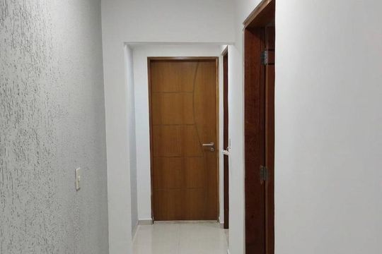 Corredor de casa à venda com 3 quartos, 300m² em Vila Serralheiro, São Paulo