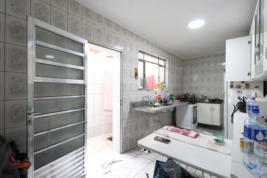 Cozinha e Área de serviço  de casa para alugar com 3 quartos, 130m² em Lapa, São Paulo