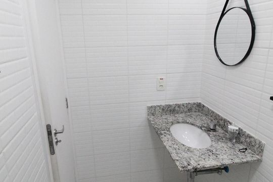 Banheiro de apartamento para alugar com 1 quarto, 40m² em Centro, São José dos Campos