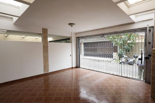 Garagem de casa para alugar com 3 quartos, 200m² em Parque Colonial, São Paulo