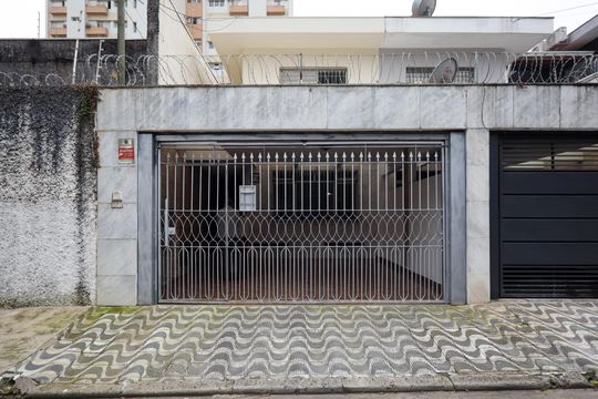Fachada de casa para alugar com 3 quartos, 200m² em Parque Colonial, São Paulo