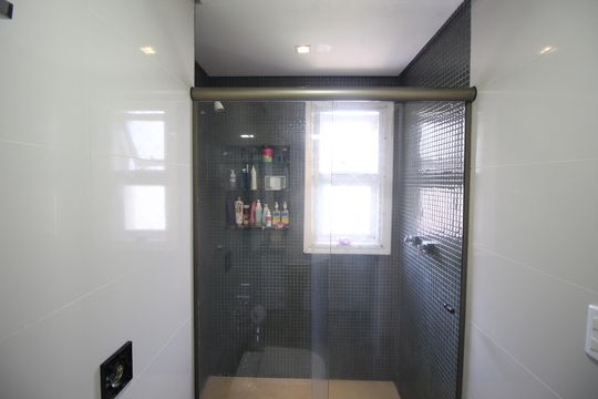 Banheiro da Suíte 1 de apartamento à venda com 3 quartos, 139m² em Auxiliadora, Porto Alegre