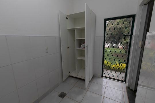 ÁREA DE SERVIÇO de casa de condomínio para alugar com 5 quartos, 280m² em Loteamento Alphaville Campinas, Campinas