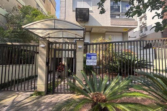 Plaquinha Instalada código UKCH-198 de apartamento para alugar com 2 quartos, 74m² em Petrópolis, Porto Alegre