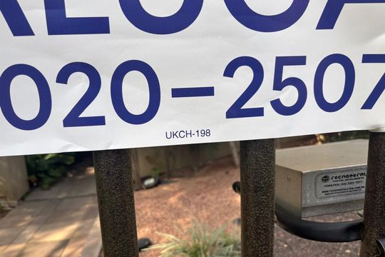 Plaquinha Instalada código UKCH-198 de apartamento para alugar com 2 quartos, 74m² em Petrópolis, Porto Alegre