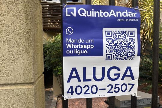 Plaquinha Instalada código UKCH-198 de apartamento para alugar com 2 quartos, 74m² em Petrópolis, Porto Alegre